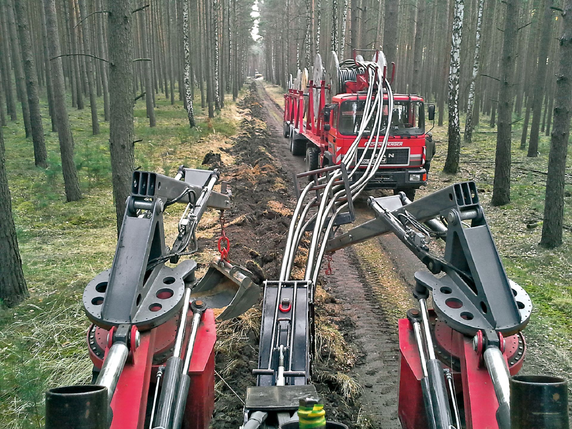 Gebr. Schröder Kabelbau im Wald